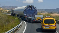 Camion de transport spécial surdimensionné avec véhicule de convoi