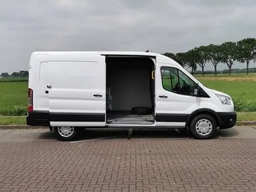 Transporteur Fourgon Ford Transit dans Antwerpen Belgique